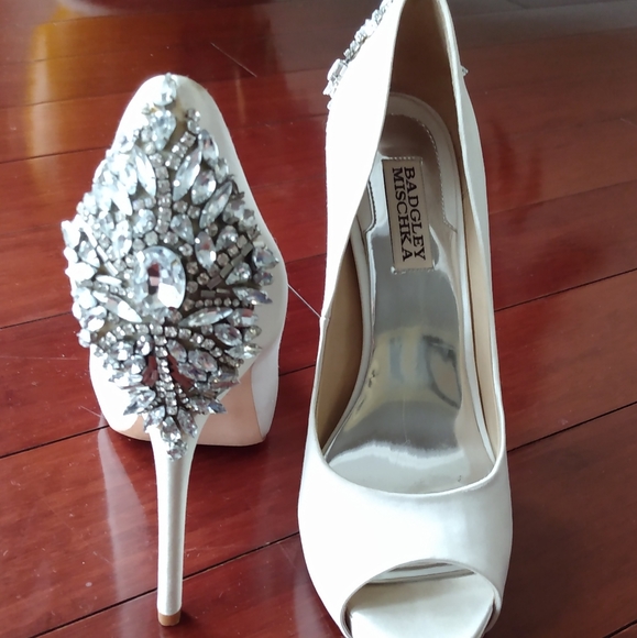 BADGLEY MISCHKA パンプス KIARA 5 1/2（22.5） Amazon.com | Badgley Mischka Women's Kiara Dress Pump, Ivory